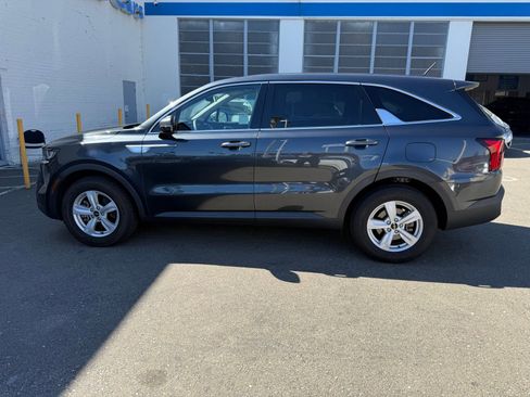 Used 2023 Kia Sorento LX image 4
