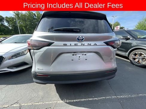 Used 2025 Toyota Sienna XLE FWD image 5