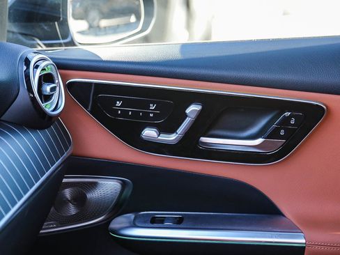 Used 2025 Mercedes-Benz GLC 300 4MATIC image 21