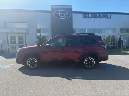 Used 2025 Subaru Forester Premium AWD/4WD image 2