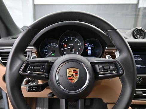 Certified 2022 Porsche Macan image 9