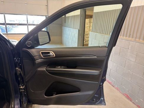 Used 2017 Jeep Grand Cherokee Limited image 16