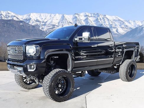 Used 2018 GMC Sierra 2500 Denali w/ Duramax Plus Package image 2