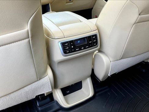 Used 2019 Toyota Highlander Limited Platinum AWD/4WD image 12