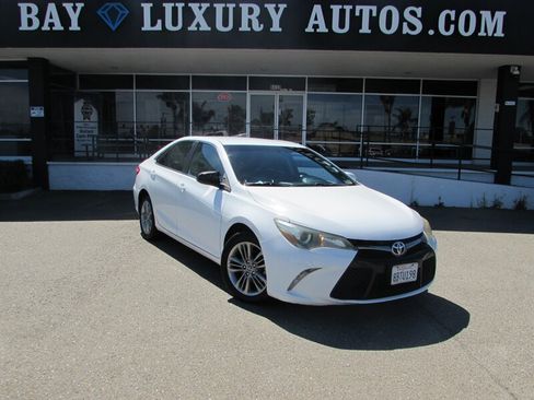Used 2015 Toyota Camry SE FWD image 2