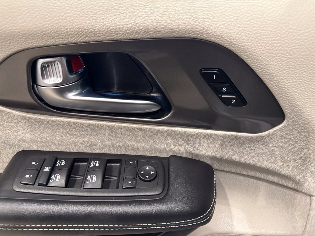 Used 2024 Chrysler Pacifica Touring-L w/ Uconnect Theater Family Group FWD image 27