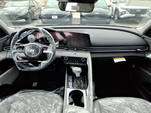 New 2025 Hyundai Elantra Limited image 10