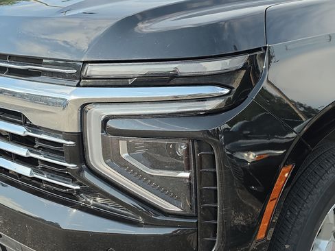 Used 2025 Chevrolet Suburban LT RWD image 9