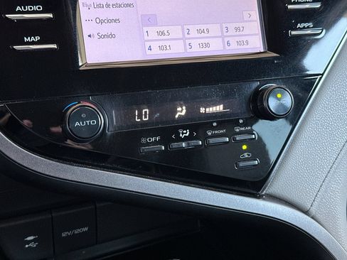 Used 2019 Toyota Camry SE FWD image 17