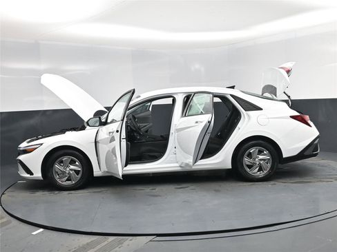 New 2026 Hyundai Elantra SE image 28