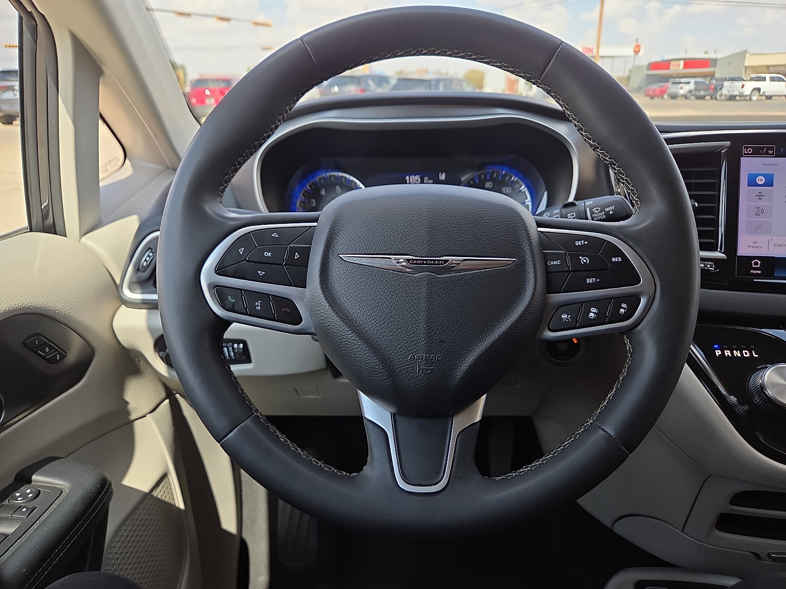 Used 2023 Chrysler Pacifica Touring-L FWD image 17