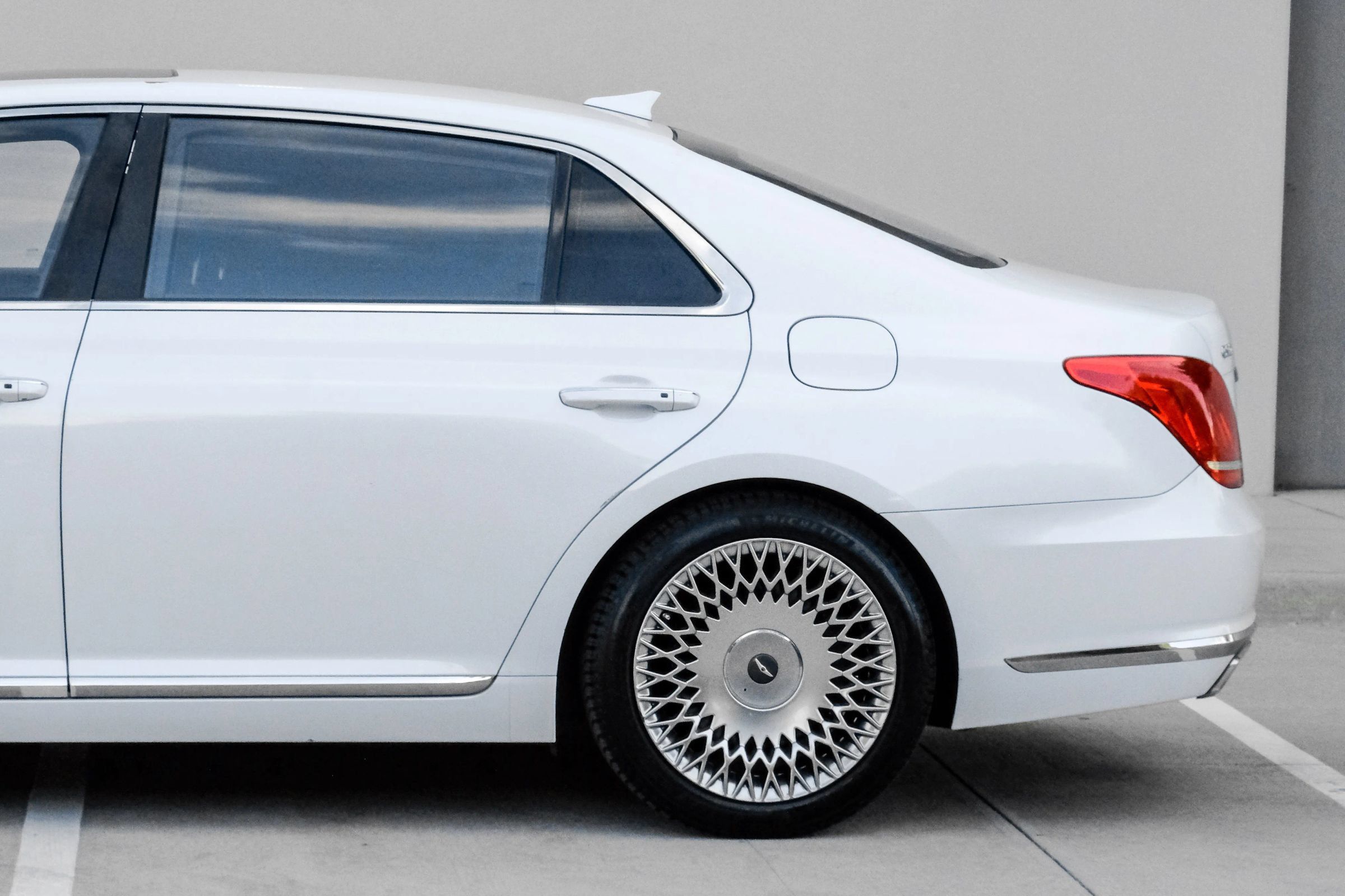 Used 2019 Genesis G90 5.0 Ultimate RWD image 19