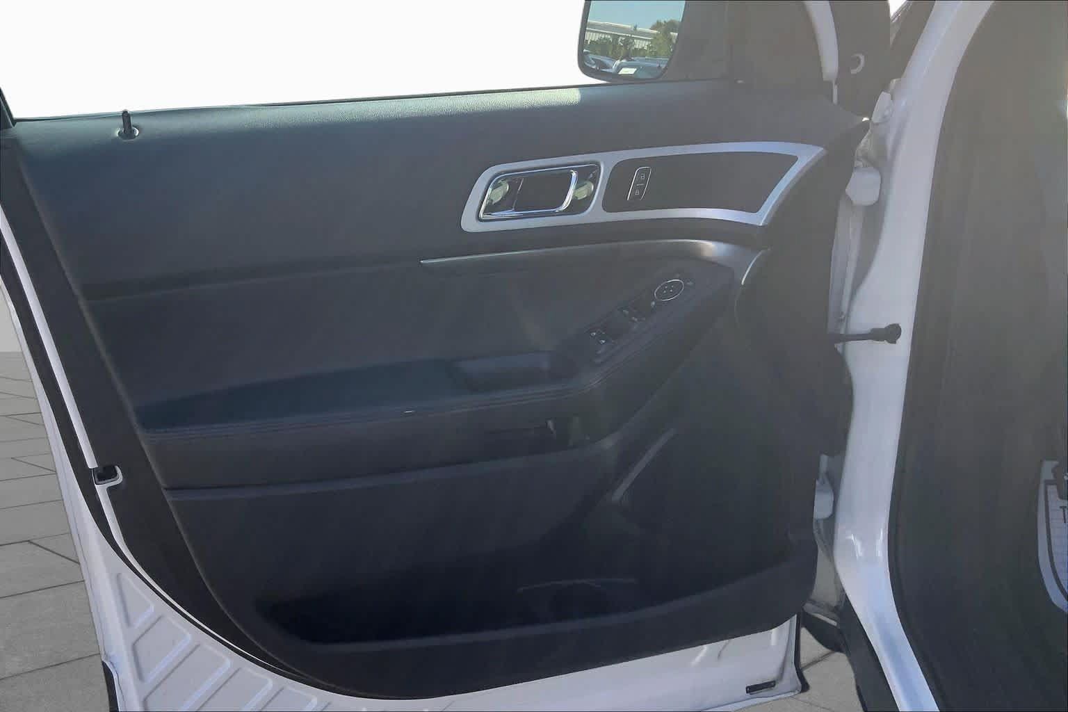 Used 2015 Ford Explorer XLT w/ Equipment Group 202A FWD image 22