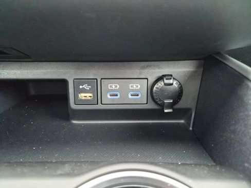 Used 2022 Toyota Highlander XLE AWD/4WD image 29