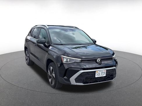 Used 2026 Volkswagen Taos SE AWD/4WD image 3