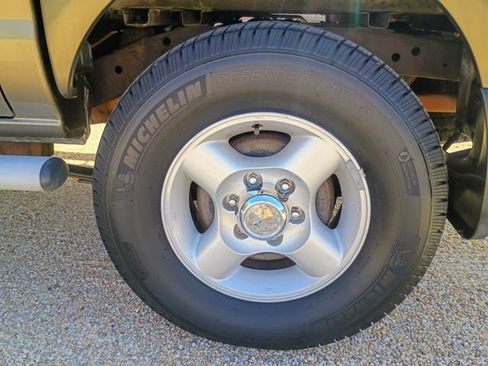 Used 2001 Nissan Frontier SE image 25