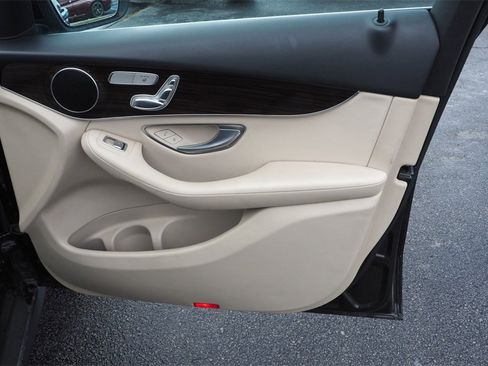 Used 2017 Mercedes-Benz GLC 300 4MATIC image 21