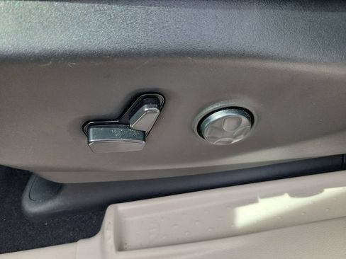Used 2023 Chrysler Voyager LX FWD image 15
