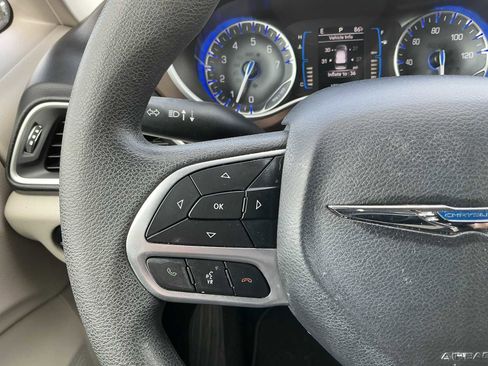 Used 2017 Chrysler Pacifica Touring Plus w/ Tire & Wheel Group FWD image 10