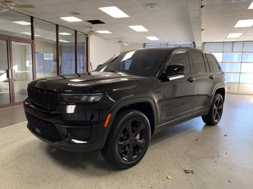 Used 2023 Jeep Grand Cherokee Altitude AWD/4WD image 5