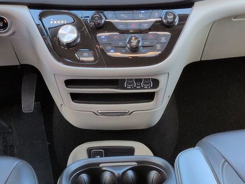 Certified 2024 Chrysler Pacifica Touring-L image 18