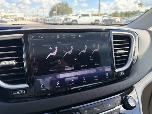 Used 2024 Chrysler Pacifica Touring-L FWD image 24