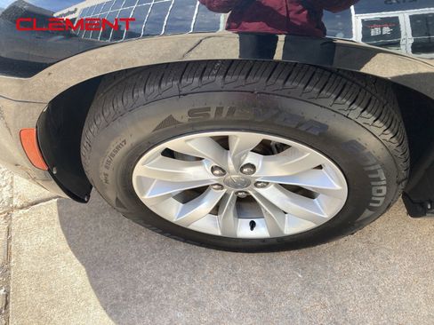 Used 2021 Chrysler 300 Touring RWD image 7