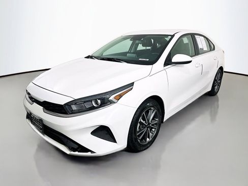 Used 2022 Kia Forte LXS FWD image 3