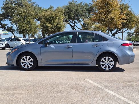 Used 2025 Toyota Corolla LE FWD image 2