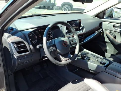 Used 2025 Nissan Rogue SV AWD/4WD image 5