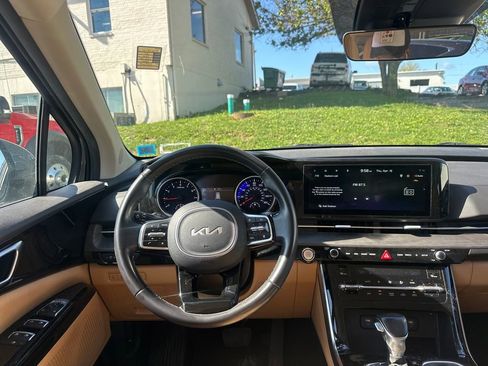 Used 2024 Kia Carnival EX FWD image 45