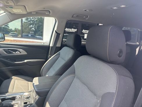 Used 2021 Chevrolet Traverse LT FWD image 3