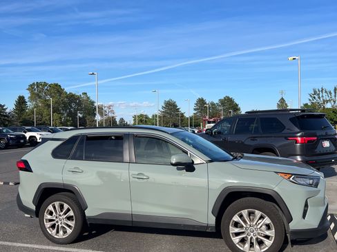 Used 2019 Toyota RAV4 XLE Premium w/ Carpet Mat Package AWD/4WD image 2