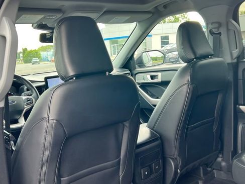 Used 2023 Ford Explorer XLT w/ Equipment Group 202A AWD/4WD image 40