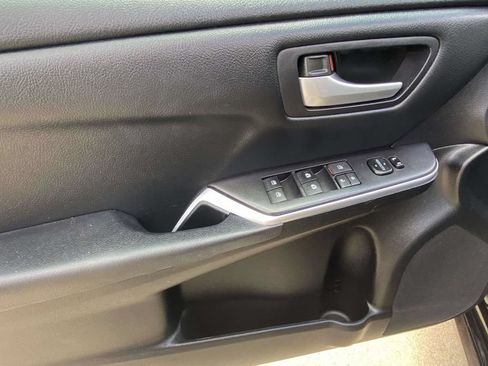 Used 2015 Toyota Camry SE FWD image 19