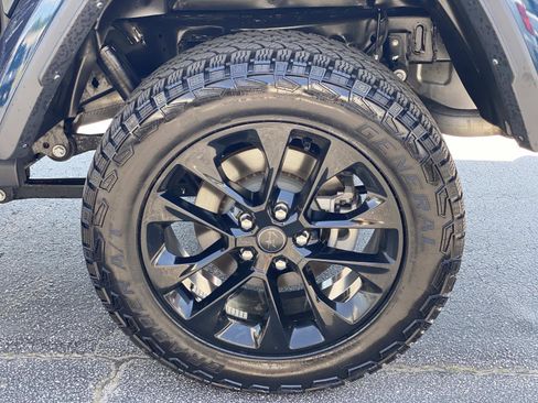 Used 2025 Jeep Gladiator Sport AWD/4WD image 14