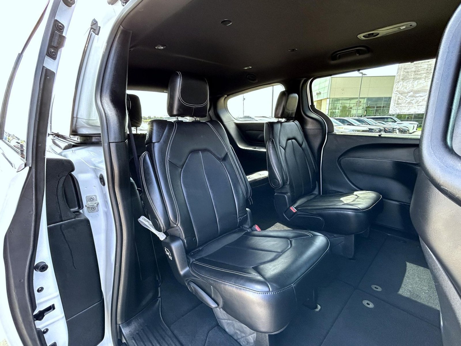 Used 2025 Chrysler Pacifica Select FWD image 17