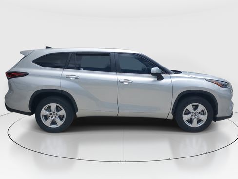 Certified 2024 Toyota Highlander LE FWD image 2