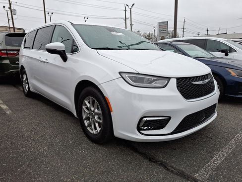 Used 2023 Chrysler Pacifica Touring-L image 3