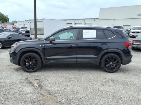 Used 2023 Volkswagen Taos SE w/ Panoramic Sunroof Package FWD image 2