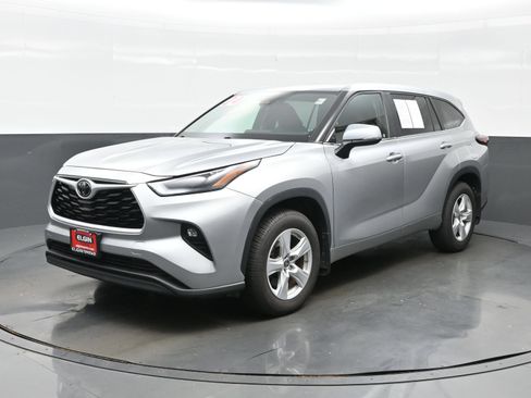 Used 2024 Toyota Highlander LE AWD/4WD image 2