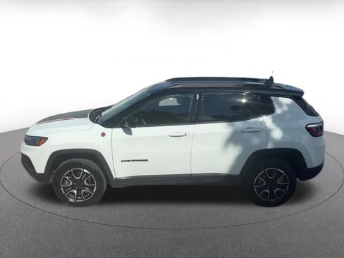 Used 2025 Jeep Compass Trailhawk AWD/4WD image 9