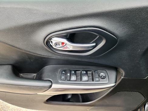 Used 2019 Jeep Cherokee Latitude Plus w/ Cold Weather Group AWD/4WD image 16