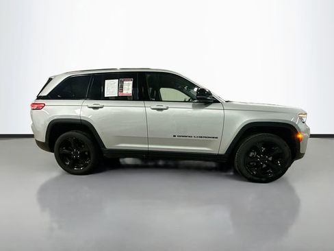 Used 2024 Jeep Grand Cherokee Altitude image 5