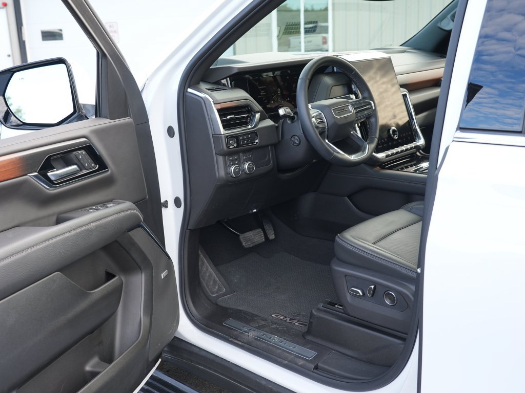 Used 2026 GMC Yukon XL Denali w/ Sun & Power Step Package AWD/4WD image 13
