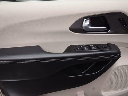 Used 2023 Chrysler Pacifica Touring-L image 24