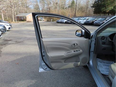 Used 2012 Nissan Versa SV image 14