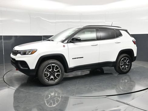 Certified 2025 Jeep Compass Trailhawk AWD/4WD image 9