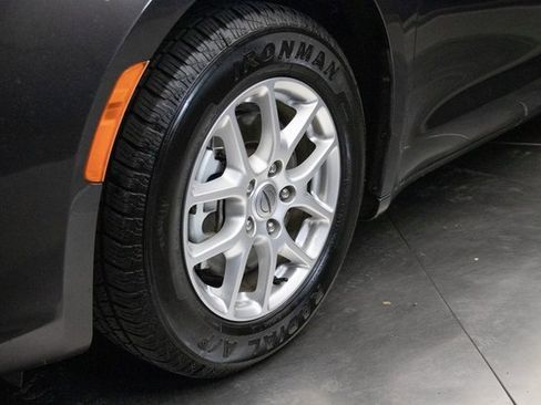 Used 2022 Chrysler Pacifica Touring-L image 7