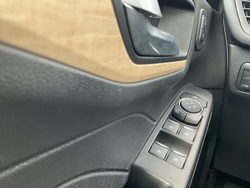 Used 2021 Ford Escape Titanium w/ Titanium Elite Package AWD/4WD image 18